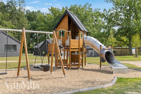 Zu dem attraktiven Ferienhaus Nr. 755 in Deutschland gehört auch ein tolles Angebot im Außenbereich, z. B. Spieleturm und Schaukeln