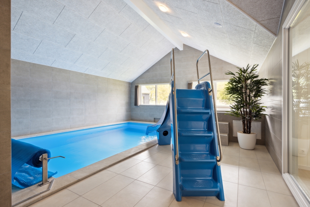 Das Ferienhaus 756 hat einen schicken Poolbereich mit Wasserrutsche, einem geräumigen, eingelassenen Whirlpool und einer Sauna.