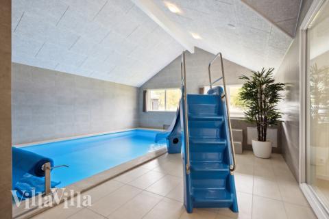 Das Ferienhaus 756 hat einen schicken Poolbereich mit Wasserrutsche, einem geräumigen, eingelassenen Whirlpool und einer Sauna.