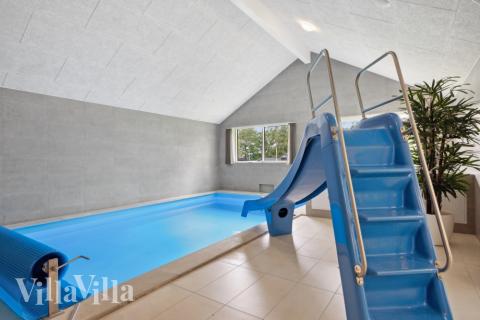 Das Ferienhaus 757 hat einen schicken Poolbereich mit Wasserrutsche, einem geräumigen, eingelassenen Whirlpool und einer Sauna.