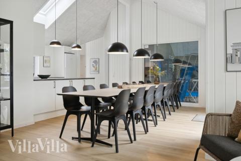 Der große, lichtdurchflutete Aufenthaltsraum im Luxusferienhaus Nr. 757 für 16.