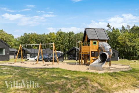 Zu dem attraktiven Ferienhaus Nr. 757 in Deutschland gehört auch ein tolles Angebot im Außenbereich, z. B. Spieleturm und Schaukeln