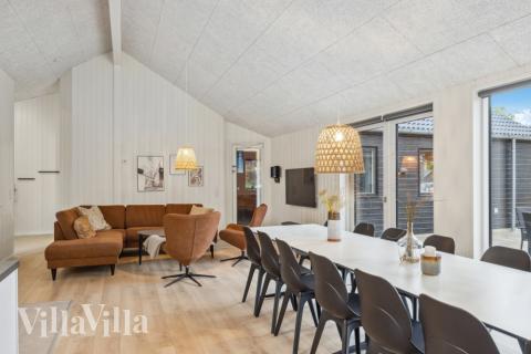 Der große, lichtdurchflutete Aufenthaltsraum im Luxusferienhaus Nr. 758 für 22.