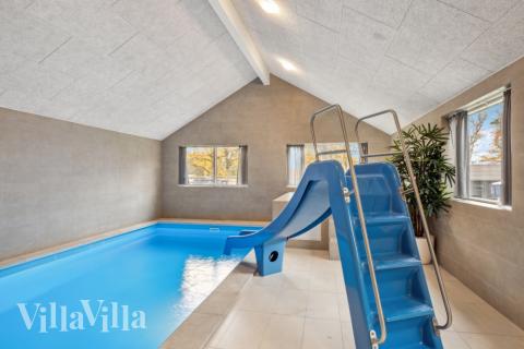 Das Ferienhaus 758 hat einen schicken Poolbereich mit Wasserrutsche, einem geräumigen, eingelassenen Whirlpool und einer Sauna.