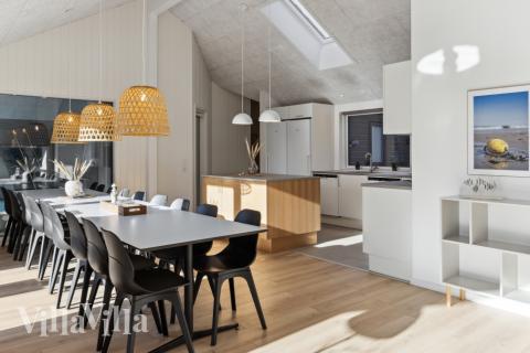 Der große, lichtdurchflutete Aufenthaltsraum im Luxusferienhaus Nr. 759 für 18.