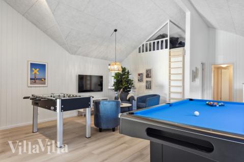 Das Luxusferienhaus 759 für 18 Personen hat einen großen Aktivitätsraum mit u. a. Billard und Darts