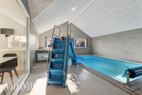 Das Ferienhaus 759 hat einen schicken Poolbereich mit Wasserrutsche, einem geräumigen, eingelassenen Whirlpool und einer Sauna.