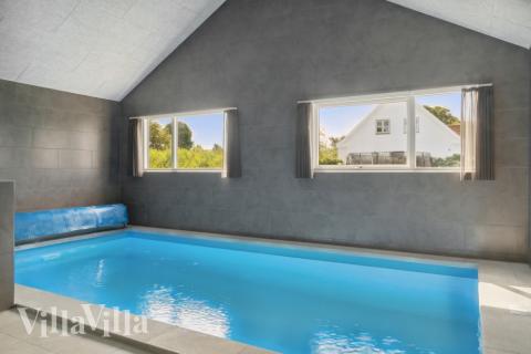 Das Ferienhaus 588 hat einen schicken Poolbereich mit Wasserrutsche, einem geräumigen, eingelassenen Whirlpool und einer Sauna.