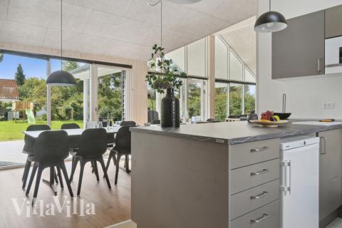 Die Küche in dem Luxusferienhaus Nr. 588 ist so gut ausgestattet, dass man problemlos Mahlzeiten für 14 Personen zubereiten kann.