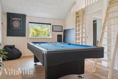 Das Luxusferienhaus 588 für 14 Personen hat einen großen Aktivitätsraum mit u. a. Billard und Darts