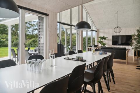 Der große, lichtdurchflutete Aufenthaltsraum im Luxusferienhaus Nr. 588 für 14.