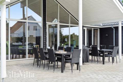 Genießen Sie einen Grillabend auf der Terrasse des Luxusferienhauses Nr. 588 in Lolland/Falster/Mön