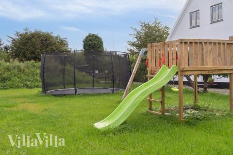 Zu dem attraktiven Ferienhaus Nr. 588 in Lolland/Falster/Mön gehört auch ein tolles Angebot im Außenbereich, z. B. Spieleturm und Schaukeln