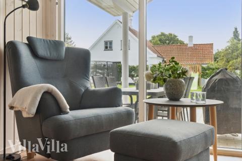 Die Couch im Luxusferienhaus Nr. 588 in Lolland/Falster/Mön lädt zu Gesellschaftsspielen oder zu Kinoabenden ein.