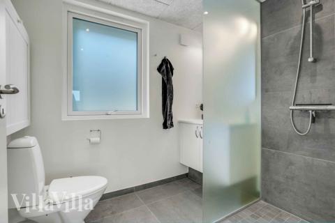 Eines der Badezimmer im Luxusferienhaus Nr. 548