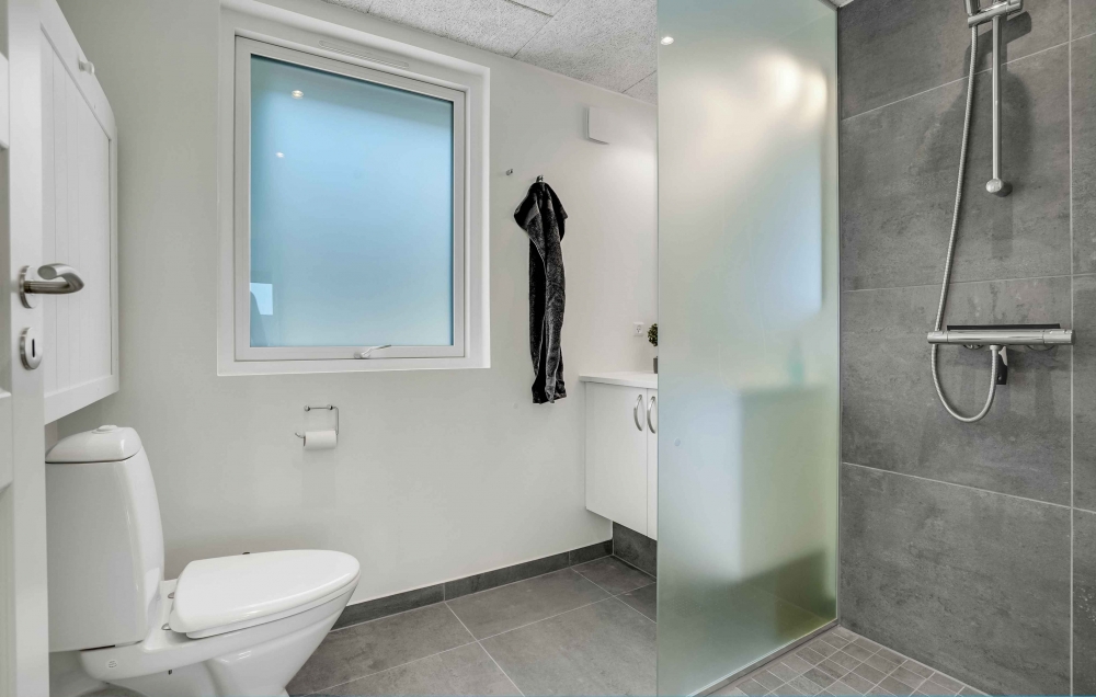Eines der Badezimmer im Luxusferienhaus Nr. 548