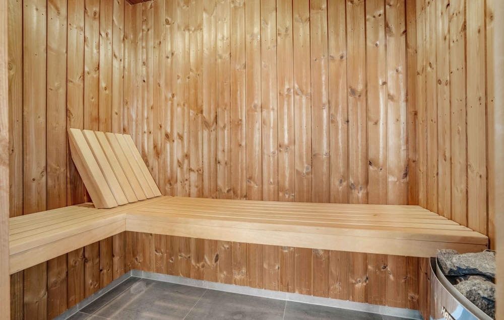Genießen Sie die heiße Sauna im Luxusferienhaus Nr. 548 für 20 Personen