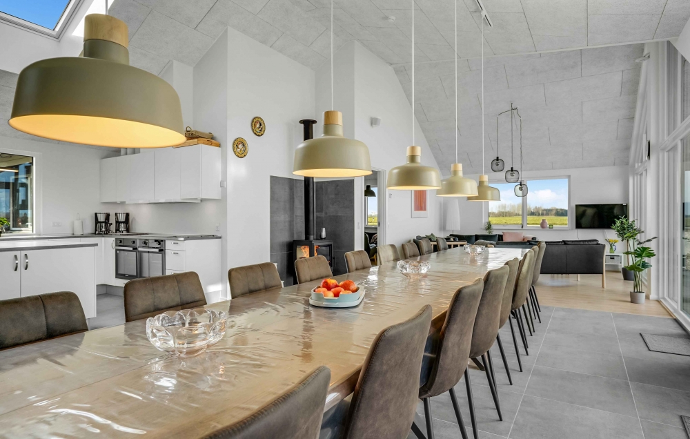 Der große, lichtdurchflutete Aufenthaltsraum im Luxusferienhaus Nr. 548 für 20.
