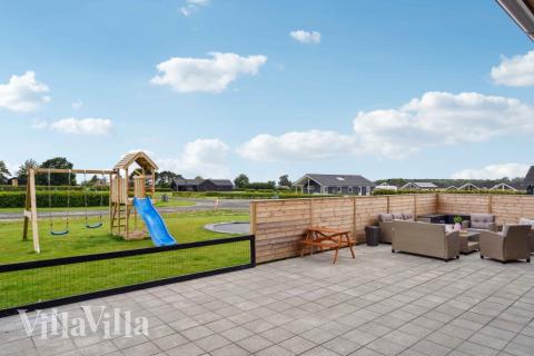 Genießen Sie einen Grillabend auf der Terrasse des Luxusferienhauses Nr. 548 in Fünen und seine Inseln