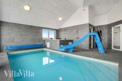 Das Ferienhaus 548 hat einen schicken Poolbereich mit Wasserrutsche, einem geräumigen, eingelassenen Whirlpool und einer Sauna.