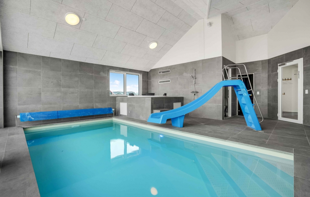 Das Ferienhaus 548 hat einen schicken Poolbereich mit Wasserrutsche, einem geräumigen, eingelassenen Whirlpool und einer Sauna.