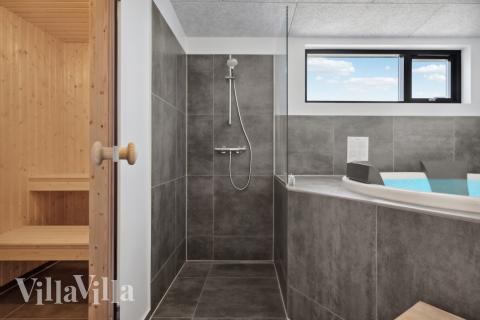 Genießen Sie den warmen Whirlpool im Luxusferienhaus Nr. 604 in Ostjütland