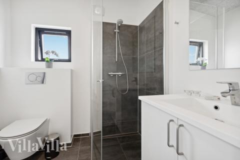 Eines der Badezimmer im Luxusferienhaus Nr. 604