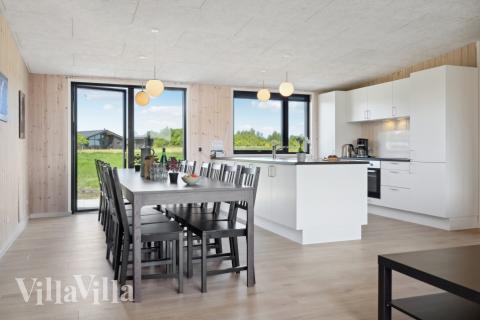 Der große, lichtdurchflutete Aufenthaltsraum im Luxusferienhaus Nr. 604 für 16.