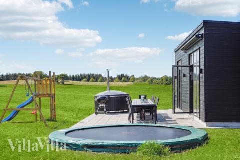 Zu dem attraktiven Ferienhaus Nr. 604 in Ostjütland gehört auch ein tolles Angebot im Außenbereich, z. B. Spieleturm und Schaukeln