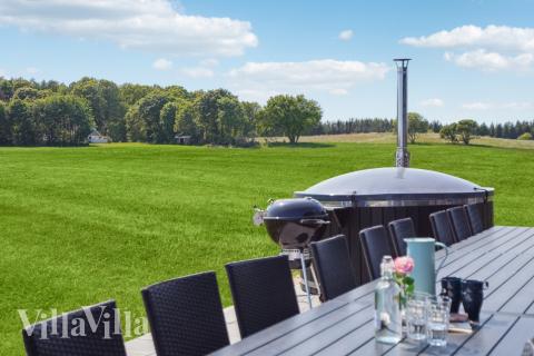 Genießen Sie einen Grillabend auf der Terrasse des Luxusferienhauses Nr. 604 in Ostjütland