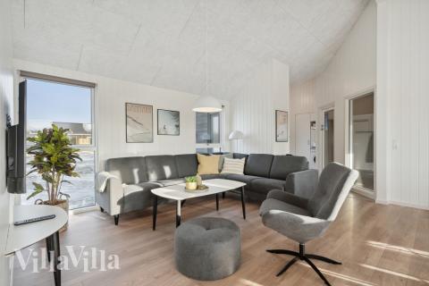 Die Couch im Luxusferienhaus Nr. 605 in Westjütland lädt zu Gesellschaftsspielen oder zu Kinoabenden ein.