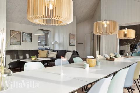 Der große, lichtdurchflutete Aufenthaltsraum im Luxusferienhaus Nr. 605 für 24.