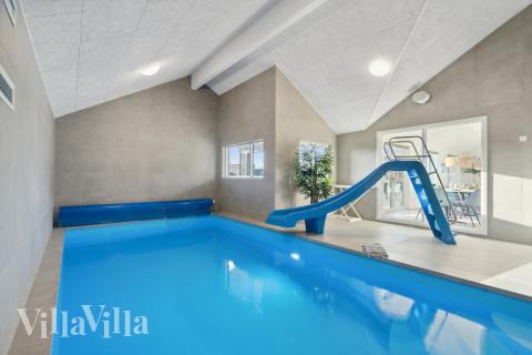 Das Ferienhaus 605 hat einen schicken Poolbereich mit Wasserrutsche, einem geräumigen, eingelassenen Whirlpool und einer Sauna.