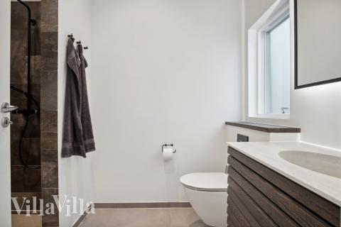 Eines der Badezimmer im Luxusferienhaus Nr. 606