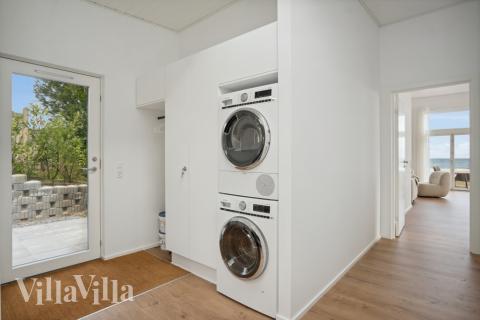 Der geräumige Eingangsbereich im Luxusferienhaus Nr. 606 in Ostjütland