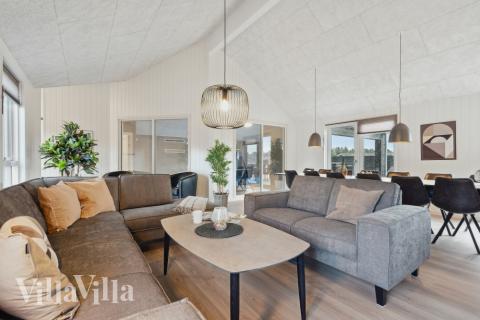 Die Couch im Luxusferienhaus Nr. 608 in Westjütland lädt zu Gesellschaftsspielen oder zu Kinoabenden ein.