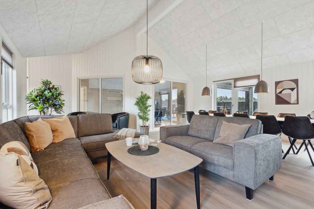 Die Couch im Luxusferienhaus Nr. 608 in Westjütland lädt zu Gesellschaftsspielen oder zu Kinoabenden ein.