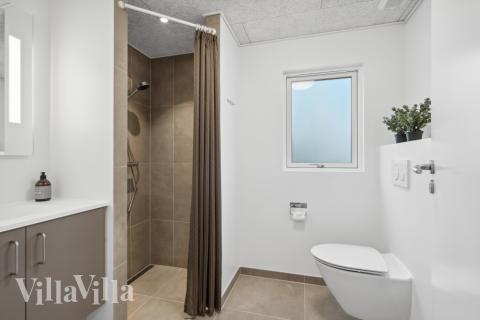 Eines der Badezimmer im Luxusferienhaus Nr. 608