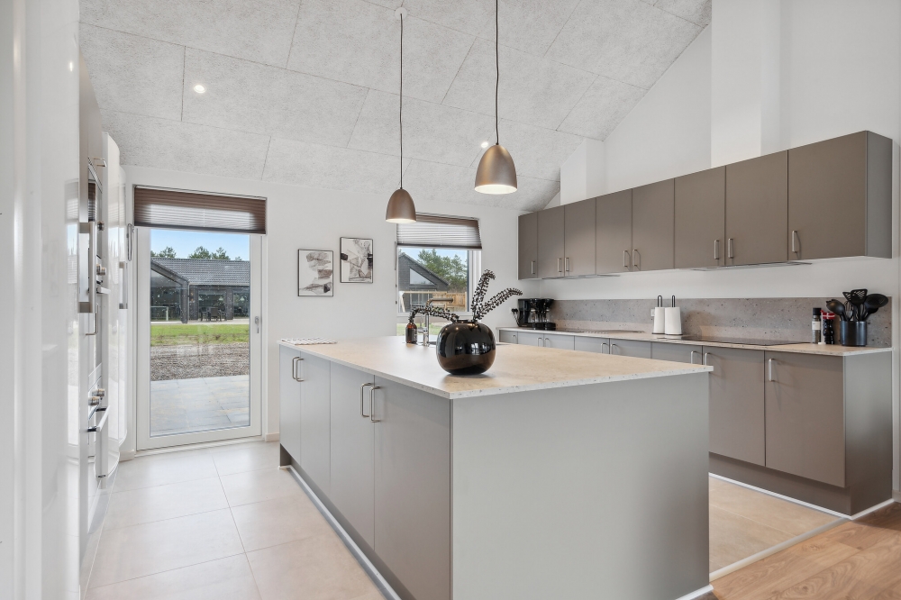 Die Küche in dem Luxusferienhaus Nr. 608 ist so gut ausgestattet, dass man problemlos Mahlzeiten für 26 Personen zubereiten kann.