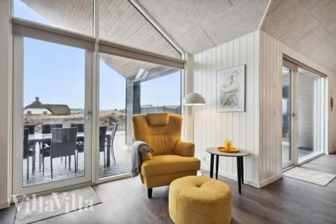 Die Couch im Luxusferienhaus Nr. 609 in Westjütland lädt zu Gesellschaftsspielen oder zu Kinoabenden ein.