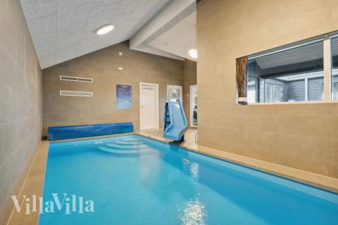Das Ferienhaus 609 hat einen schicken Poolbereich mit Wasserrutsche, einem geräumigen, eingelassenen Whirlpool und einer Sauna.