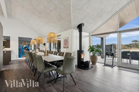 Der große, lichtdurchflutete Aufenthaltsraum im Luxusferienhaus Nr. 610 für 18.