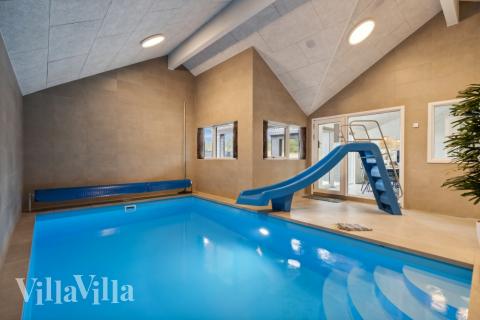 Das Ferienhaus 610 hat einen schicken Poolbereich mit Wasserrutsche, einem geräumigen, eingelassenen Whirlpool und einer Sauna.