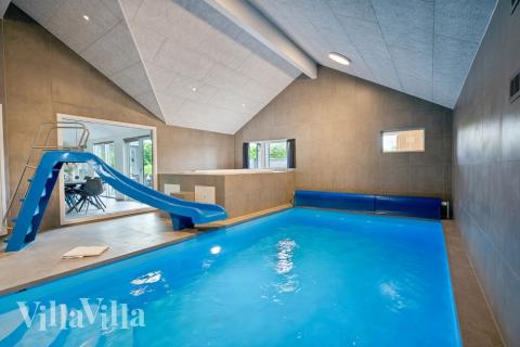 Das Ferienhaus 611 hat einen schicken Poolbereich mit Wasserrutsche, einem geräumigen, eingelassenen Whirlpool und einer Sauna.