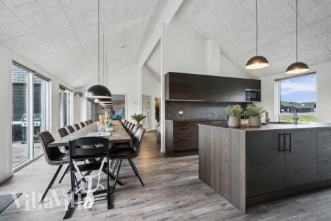 Der große, lichtdurchflutete Aufenthaltsraum im Luxusferienhaus Nr. 611 für 20.