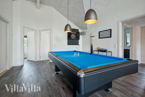Neben den vielen schönen Stunden, die man im Poolbereich des Hauses verbringen kann, bietet das Luxusferienhaus 611 auch Spielevergnügen bei Billard/Tischtennis und Darts