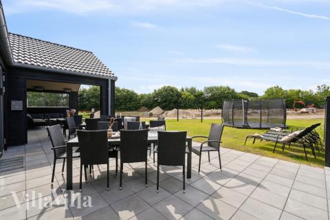 Genießen Sie einen Grillabend auf der Terrasse des Luxusferienhauses Nr. 611 in Südjütland