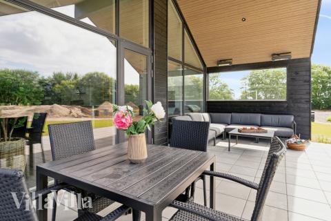 Auf der Terrasse des Ferienhauses Nr. 611 ist Platz für 20 Personen.