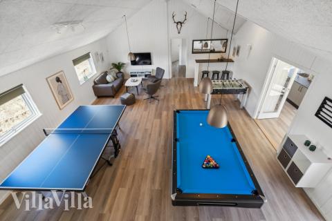 Neben den vielen schönen Stunden, die man im Poolbereich des Hauses verbringen kann, bietet das Luxusferienhaus 612 auch Spielevergnügen bei Billard/Tischtennis und Darts