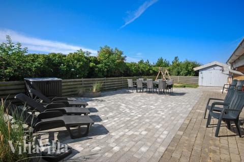 Genießen Sie einen Grillabend auf der Terrasse des Luxusferienhauses Nr. 613 in Westjütland